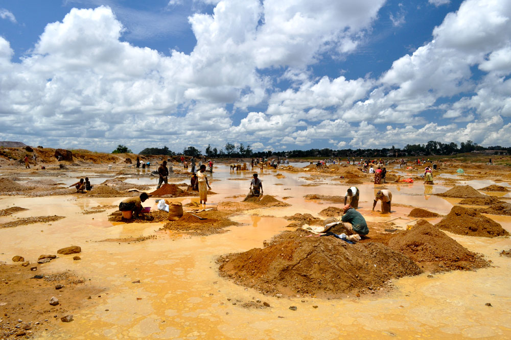 Recycling e-waste: alternative to gold mining but not without risks