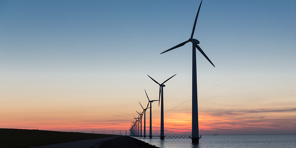 Windturbines bij zonsondergang