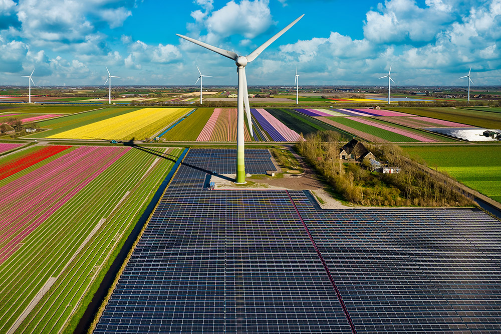 Een uitzicht van het platteland, zonnepanelen en windturbines