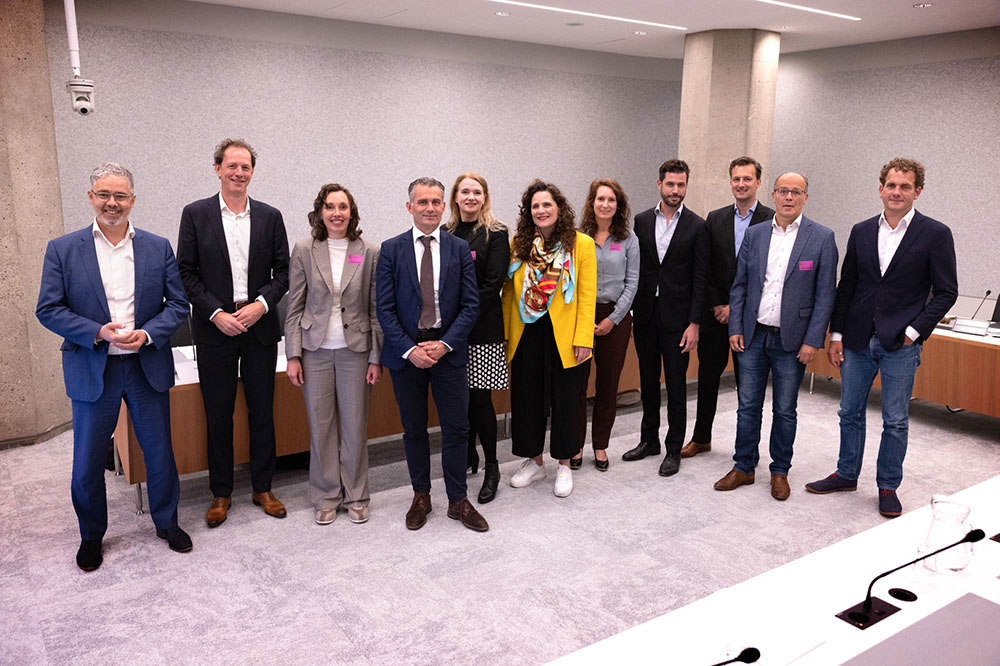 Tweede Kamercommissie geïnteresseerd in lessen kledingconvenant en rol overheid bij internationale opschaling V.l.n.r. Mustafa Amhaouch, Ruben Korevaar (Mondiaal FNV), Alexandra van Selm (SER), Tom van der Lee, Miriam Geelhoed (Modint), Femke den Hartog (INretail), Diewertje Heyl (Arisa), Alexander Hammelburg, Jan Klink, Pierre Hupperts en Joris Thijssen