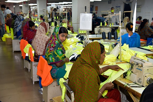 Bengaalse kledingarbeiders werken in een fabriek in Ashulia, Dhaka, Bangladesh