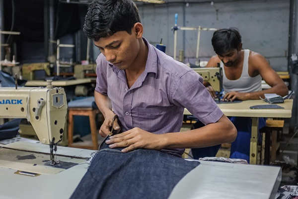 Werknemers naaien in een kledingfabriek