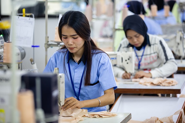 Werken met naaimachine in Indonesië