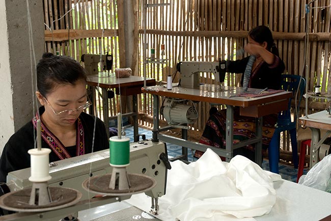Vrouw aan het werk achter haar naaimchine. Illustratie bij IMVO Convenant Duurzame Kleding en Textiel.