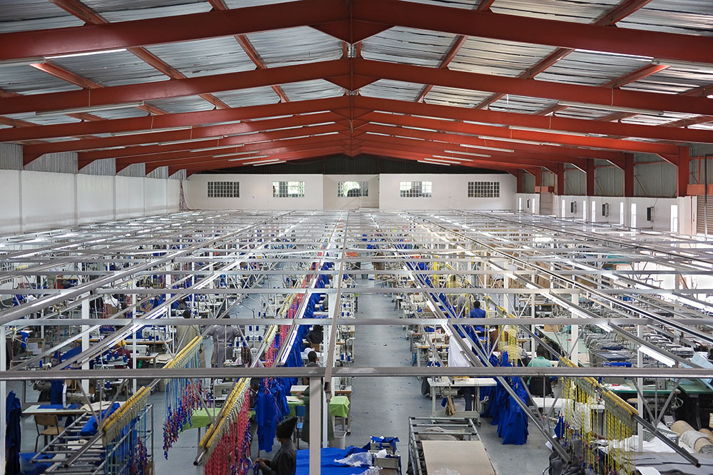 Industriële textielfabriek, arbeiders aan de productielijn.