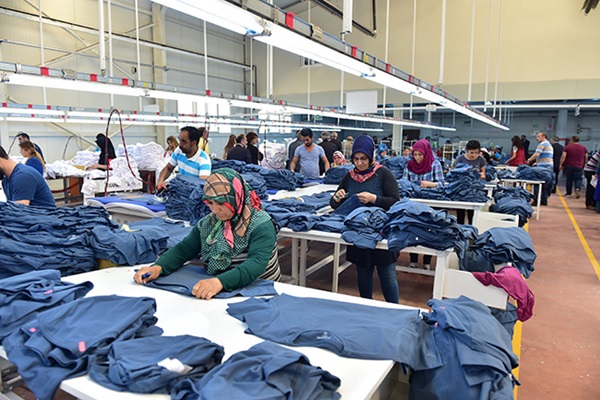 Werknemers werken in een textielfabriek