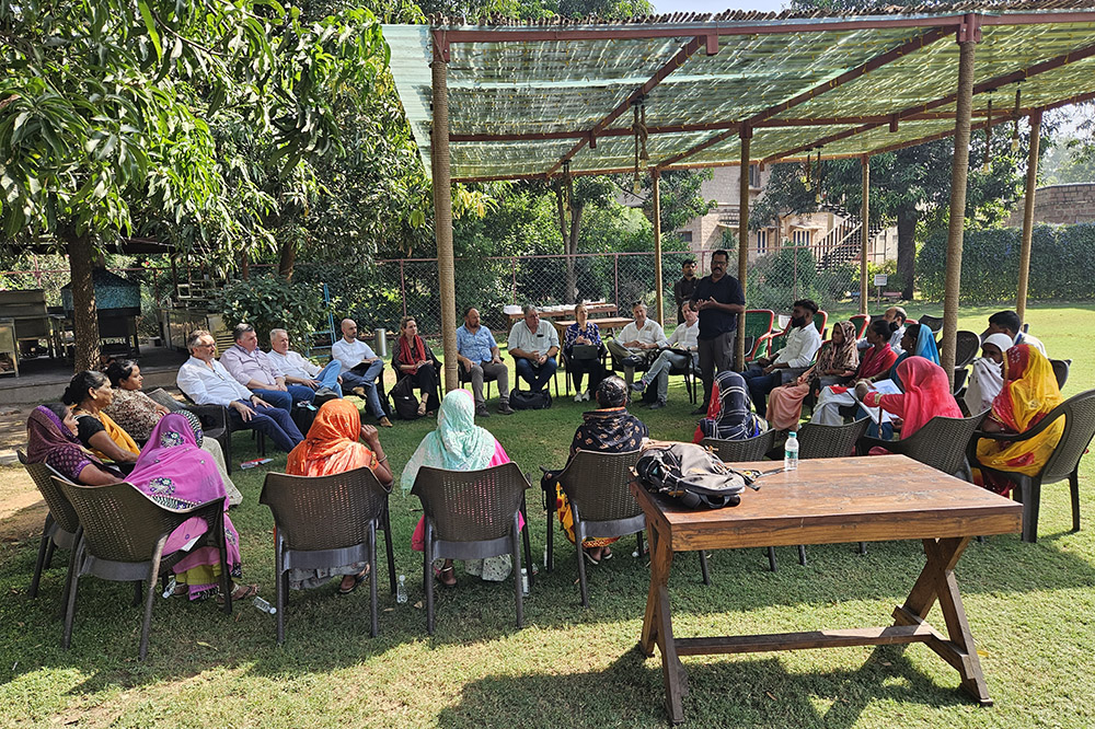 Een gesprek over arbeidsomstandigheden met arbeiders in de kasseiensector in Kota samen met alle stakeholders betrokken in het project 