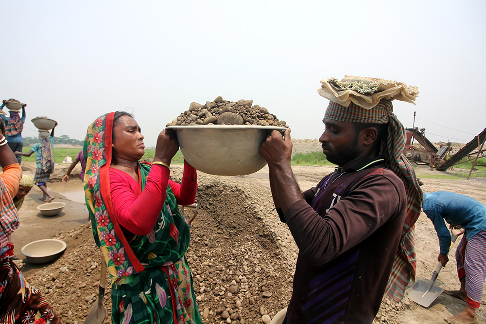 Arbeiders aan het werk in een steenbreekfabriek