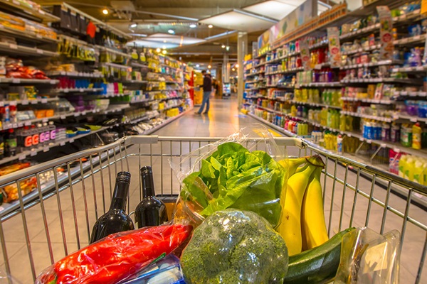 Voedingsmiddelen in winkelwagen in supermarkt