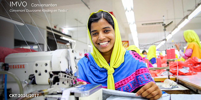 Vrouw aan het werk achter naaimachines in een grote fabriek. Illustratie bij IMVO Convenant Duurzame Kleding en Textiel.