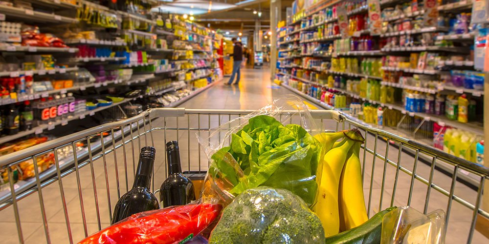 Voedingsmiddelen in winkelwagen in supermarkt