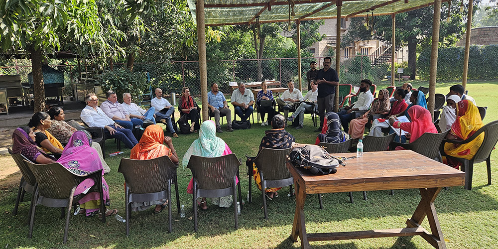 Een gesprek over arbeidsomstandigheden met arbeiders in de kasseiensector in Kota samen met alle stakeholders betrokken in het project 